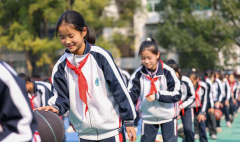 不懈用时代中国特色社会从义思惟铸魂育人
